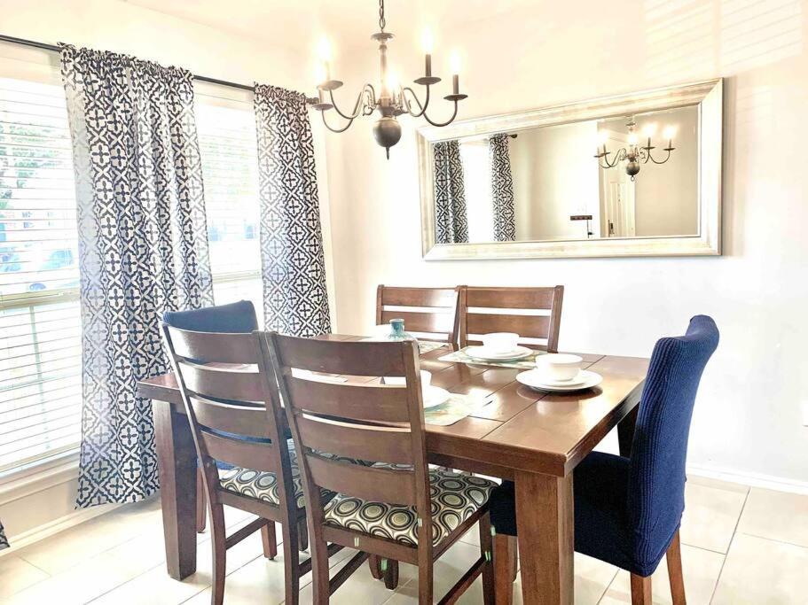 Modern Updates - Great Location - King Bed- Bmt 샌안토니오 외부 사진