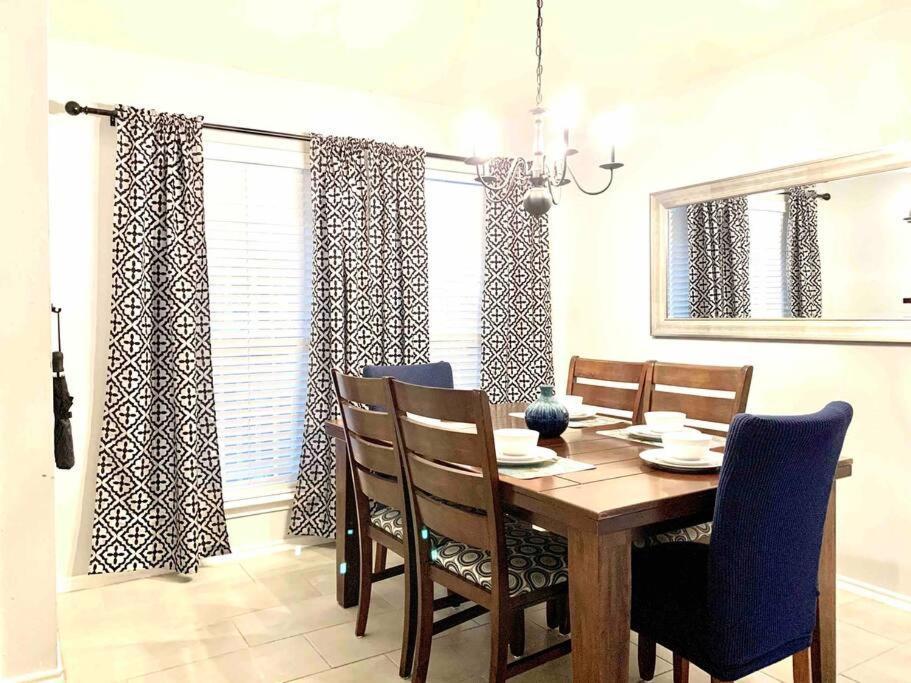 Modern Updates - Great Location - King Bed- Bmt 샌안토니오 외부 사진